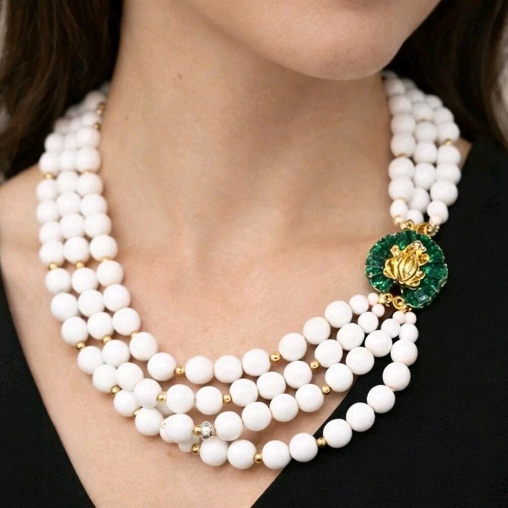Unique‎ Frog Clasp 4 Strandss White Beaded Necklace 17" Vintage Lucite wh04-32